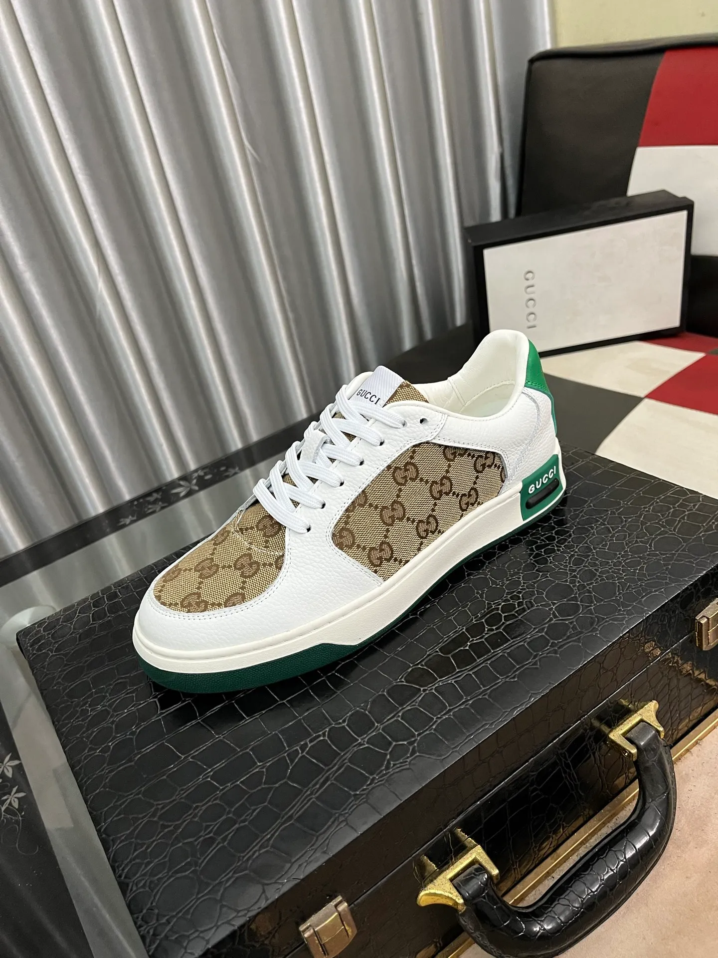 Men's shoes💰420⌚️⌚️[GUCCI] Gucci men's casual shoes are absolutely popular🔥The ultimate matching item for trendy men! The charm of super texture is unstoppable. This is the main recommendation. The upper is made of high-quality cowhide, with pig lining feet and wear-resistant rubber sole. It is noble and elegant! Extremely comfortable🎁🎁You can be as handsome as you want💪 Available in sizes 38-44 and 3️⃣colors